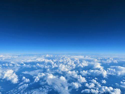 Wszystko o chmurach: Jeśli kiedykolwiek patrzyłeś na niebo i zastanawiałeś się, czym są te wszystkie puchate białe obłoczki i skąd pochodzą? trafiłeś we właściwe miejsce